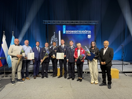 Skupinska fotografija prejemnikov priznanj z županom in predsednikom krajevne skupnosti