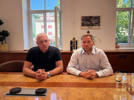 Direktor ZD Kočevje in župan ob izjavi za javnost