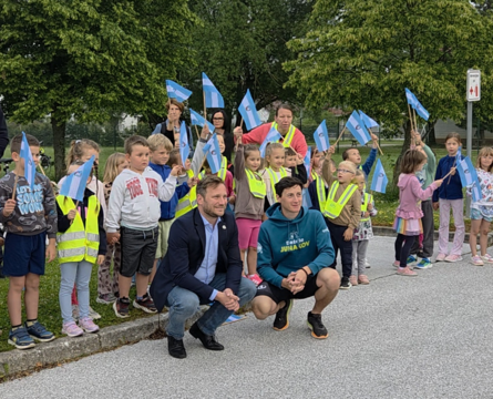 Župan in Cene Prevc, v ozadju vrtčevski otroci. 