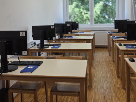 Računalniki v novi učilnici za srednješolce.